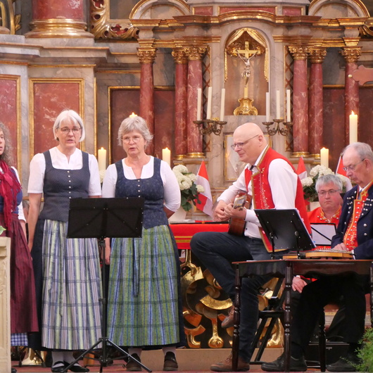 Die Sängerinnen singen ein Lied.