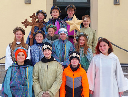 Ein Gruppenbild aller Sternsinger auf einer Treppe.