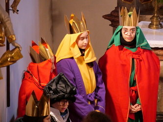 Vier der zwölf Sternsingerkinder in Nahaufnahme