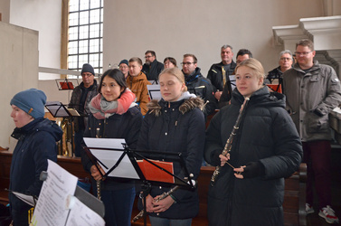 Blick auf die Musikkapelle auf der Empore. Die Musikanten halten ihre Instrumente in den Händen.