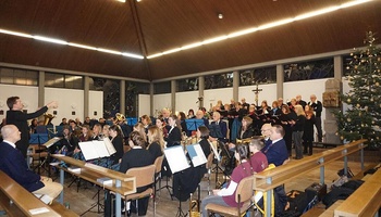 Blick auf die Mitglieder des Musikvereins und des Chores im Kirchenraum