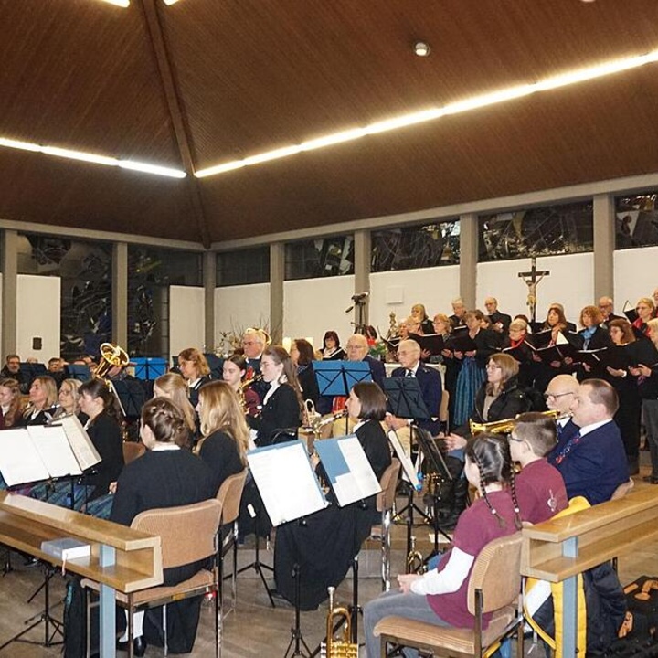 Blick auf die Mitglieder des Musikvereins und des Chores im Kirchenraum