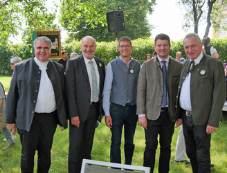 Gruppenbild mit fünf Männern. Sie schauen alle in die Kamera.