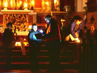 Ein Kommunionkind liest in der Wallfahrtskirche einen Text vor.