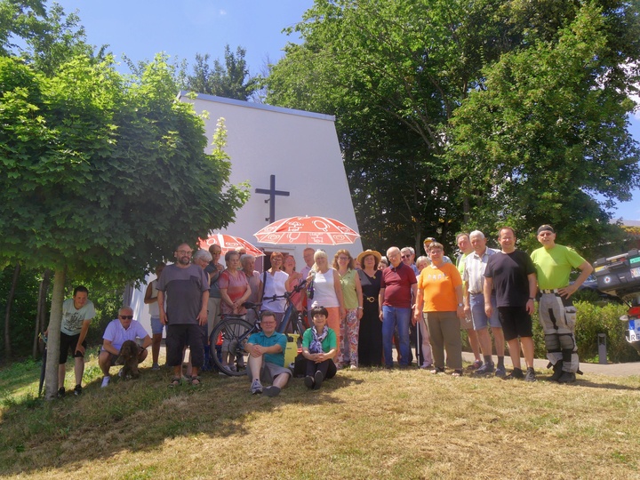 Gruppenbild vor der Kapelle
