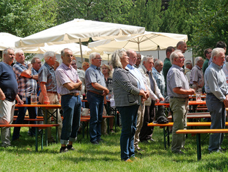 Männer stehen im Biergarten und singen das Ave Maria