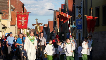 Die Wallfahrenden sind in der Unteren Hauptstraße in Bergtheim.