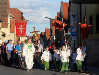 Die Wallfahrenden sind in der Unteren Hauptstraße in Bergtheim.