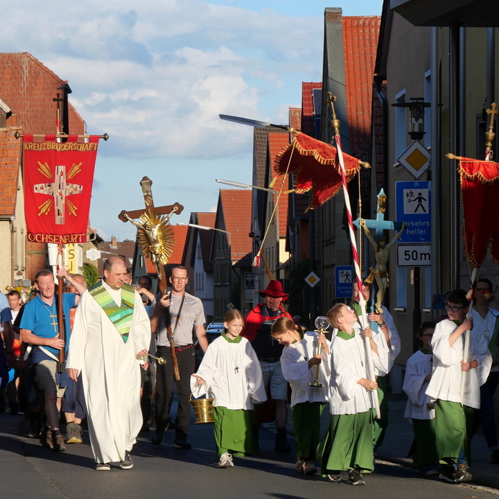 Die Wallfahrenden sind in der Unteren Hauptstraße in Bergtheim.