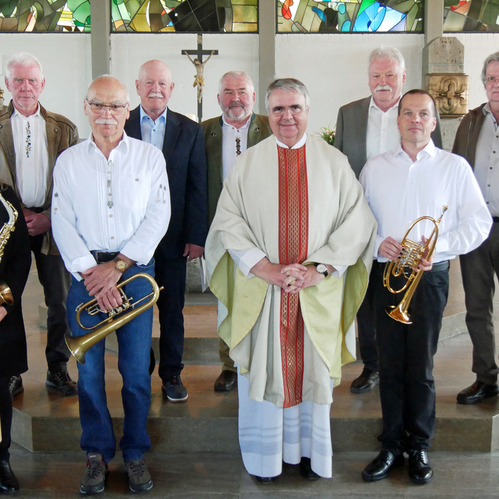 Ein Gruppenbild mit neun Personen vor dem Altar der Kirche in Erbshausen.