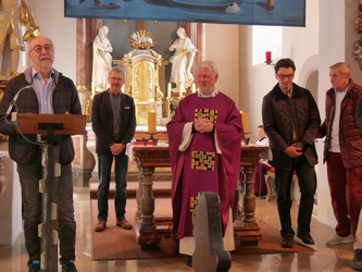 Der langjährige Kirchenpfleger am Ambo.