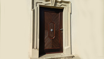 Die renovierte Seitentüre an der Kirche St. Vitus in Hilpertshausen