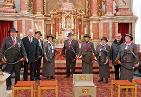 Gruppenbild mit den Parforcehörnern und Mitgliedern des Hubertusvereins Fährbrück