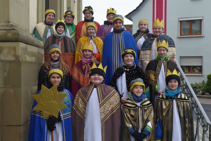 Auf der Kirchentreppe in Gramschatz stehen die Sternsinger 2024