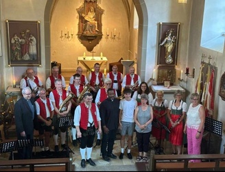 Alle Aktiven versammeln sich zu einem Gruppenfoto.