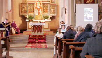 Blick vom Kirchenschiff auf den Altarraum und die Leinwand