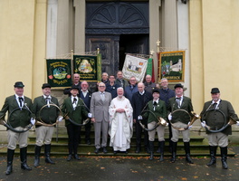 Ein Gruppenbild im Freien auf der Treppe zum Haupteingang.
