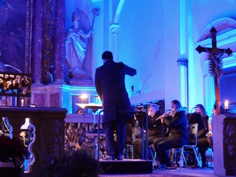Stimmungsvolles Bild in blauen Farbtönen von der Kirche beim Konzert