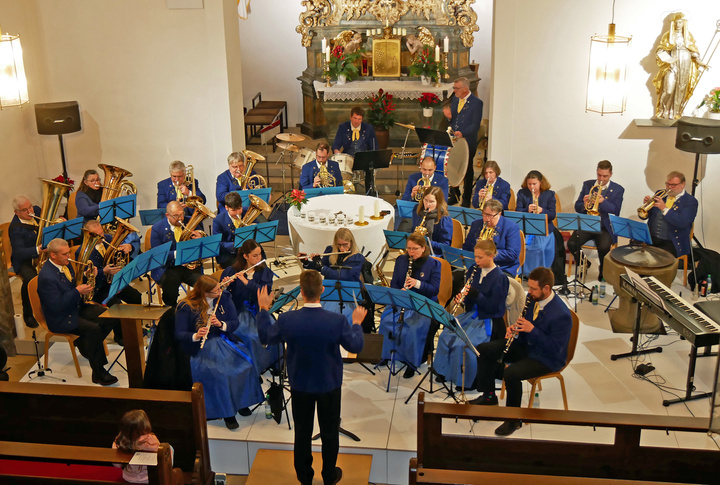 Blick von der Empore auf die Musikkapelle im Chorraum