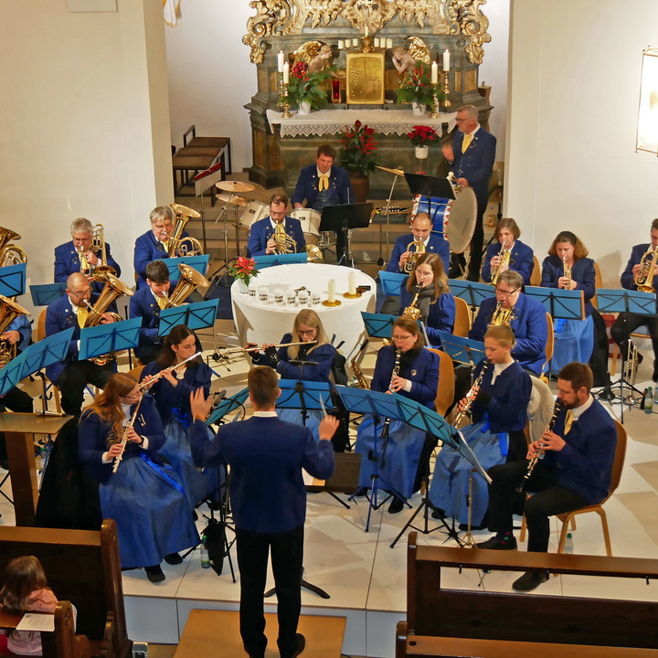 Blick von der Empore auf die Musikkapelle im Chorraum