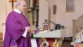 Diakon Uwe Schaub steht am Ambo in der Opferbaumer Kirche