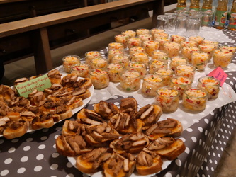 Nahaufnahme von den Snacks und vom Reissalat.