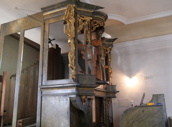 Dieses Bild zeigt, wie ein Teil der Orgel schon abgebaut ist und ein Teil noch steht.