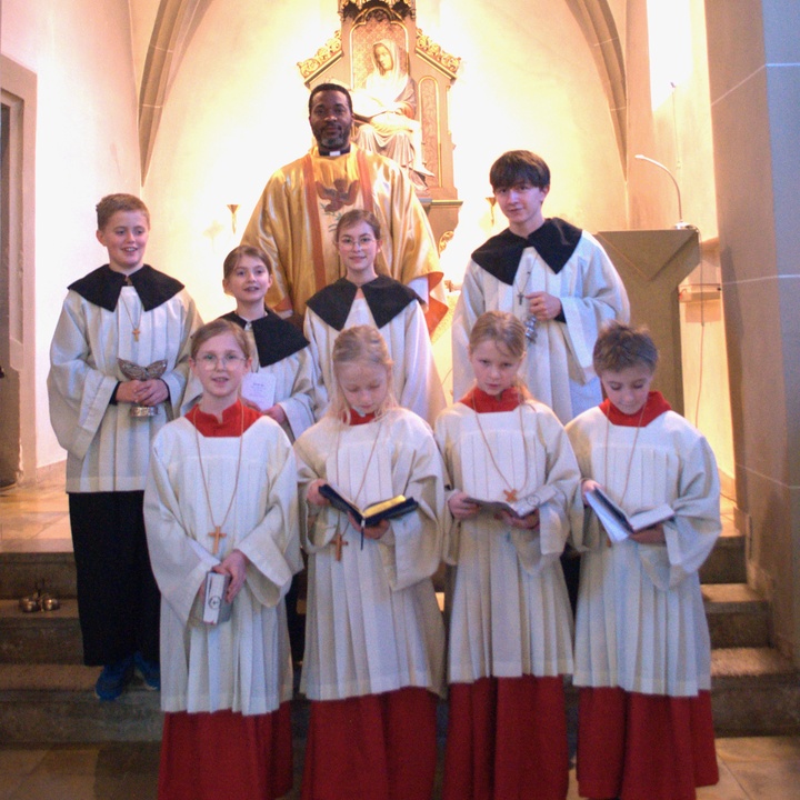 Gruppenbild der neuen und alten Ministrant:innen in Püssensheim