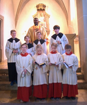 Gruppenbild der neuen und alten Ministrant:innen in Püssensheim