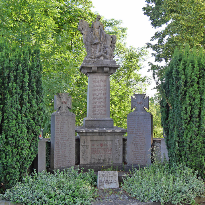 Frontaler Blick auf das gesamte Kriegerdenkmal in Burggrumbach.