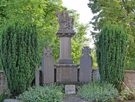 Frontaler Blick auf das gesamte Kriegerdenkmal in Burggrumbach.