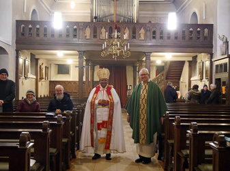 Bischof James und Pfarrer Rügamer im Kirchenraum in Unterpleichfeld.