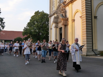 Bei der Lichterprozession um die Kirche