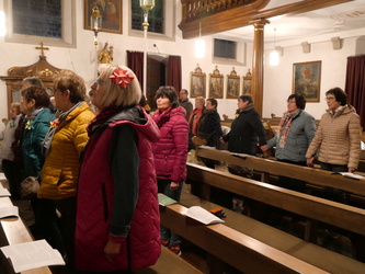 Das Foto zeigt mehrere Frauen, die sich an den Händen halten.