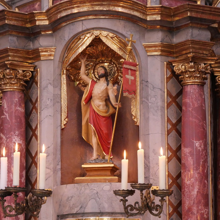 Blick auf eine Figur von Jesus als Auferstandener.