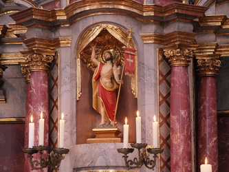 Blick auf eine Figur von Jesus als Auferstandener.