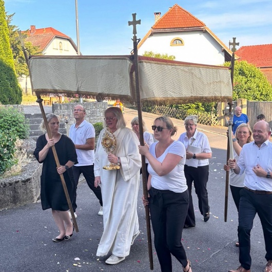 Die Monstranz und der Himmel werden durch das Dorf getragen.