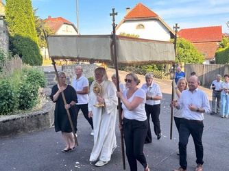 Die Monstranz und der Himmel werden durch das Dorf getragen.