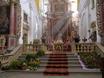 Blick vom Mittelgang der Kirche hoch zum Altarraum.
