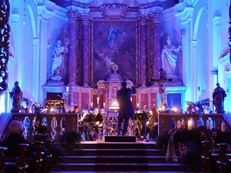 Stimmungsvolles Bild in blauen Farbtönen von der Kirche beim Konzert