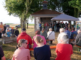Blick über die Rücken der Gottesdienstbesucherinnen hinweg zur Kapelle hin.