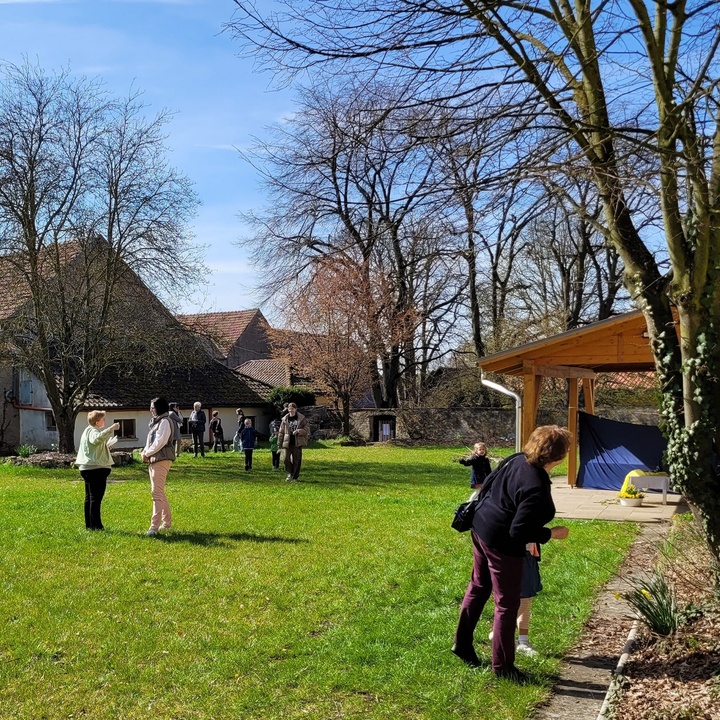 Osternestsuche im Pfarrgarten in Prosselsheim