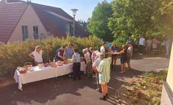Vor der Kirche sind Tische aufgebaut mit Leckereien.