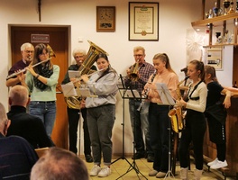 Die kleine Abordnung der Musikkapelle Hausen spielt Weihnachtslieder