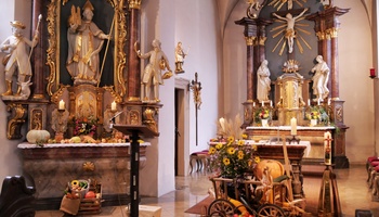 Foto von der mit Erntegaben dekorierten Kirche St. Wolfgang in Hausen.