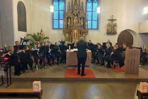 Die Kapelle spielt im Chorraum der Kirche in Burggrumbach.