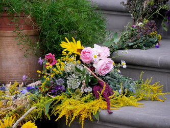 Ein einzelner schöner Kräuter- und Blumenstrauß