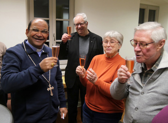 Beim Anstoßen im Pfarrheim.