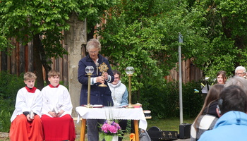 Wortgottesdienstleiterin Hiltrud Altenhöfer steht am Altar vor dem Bildstock und betet.