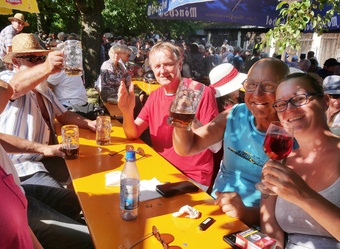 Ein Tisch mit Gästen beim Gregoriusfest